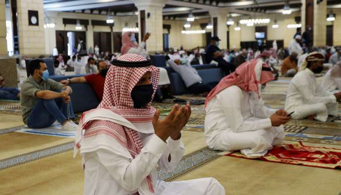 السعودية تسجل ارتفاعًا في إصابات كورونا..  وتغلق 6 مساجد