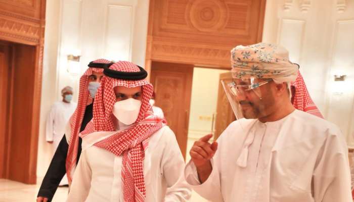 وزير الخارجية السعودي يعلق على زيارته للسلطنة