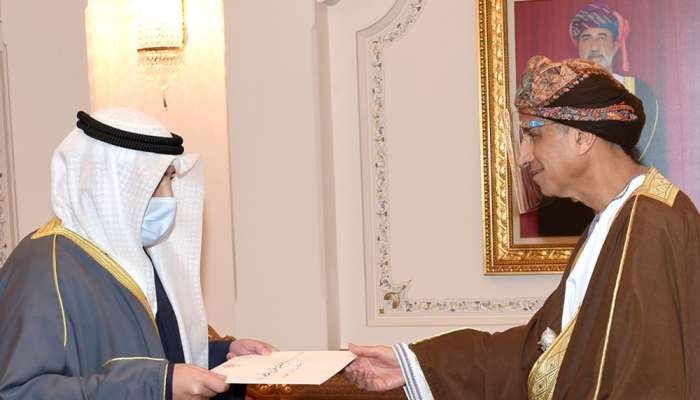 جلالة السلطان يتلقى رسالة خطية من أخيه أمير الكويت
