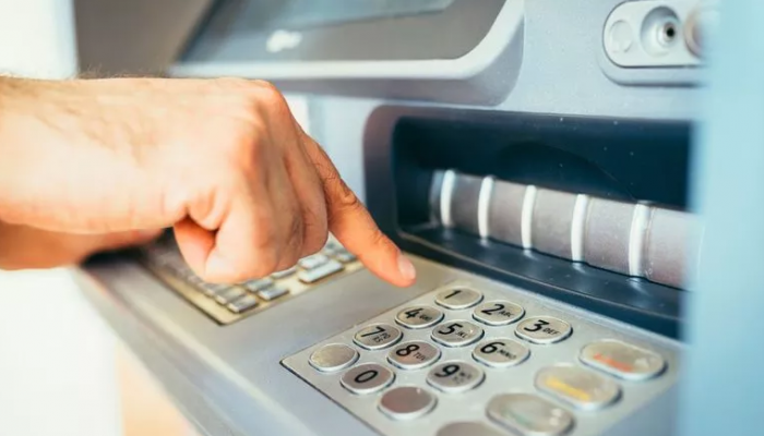 الشرطة تقبض على أشخاص شرعوا في سرقة جهاز صراف آلي لأحد البنوك