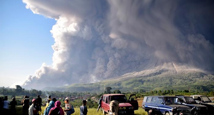Indonesia's Mount Sinabung spews huge ash column