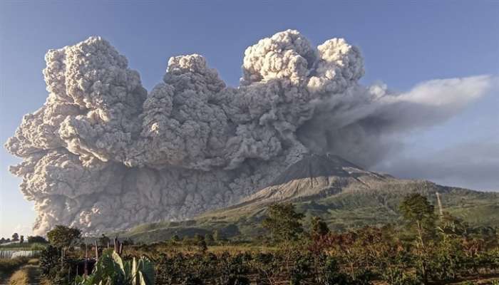 ثوران بركانين في جزيرتين منفصلتين بإندونيسيا