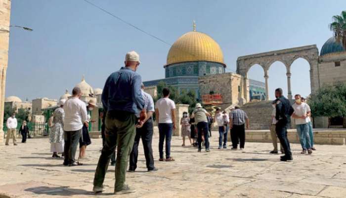 مستوطنون يهود يقتحمون المسجد الأقصى وينفذون جولات استفزازية