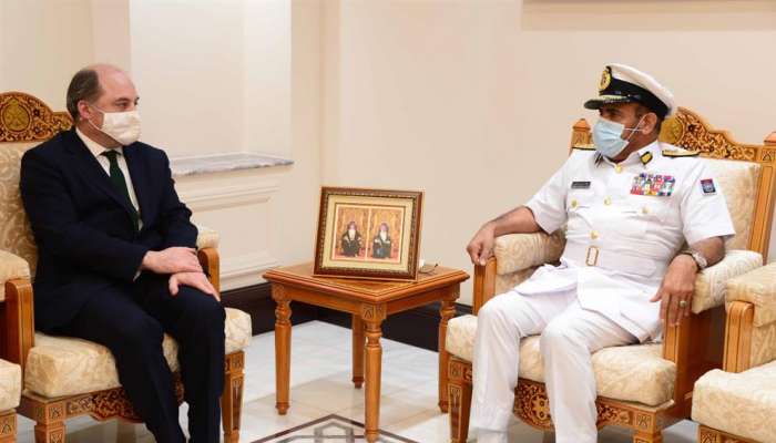 رئيس أركان قوات السلطان المسلحة يستقبل وزير الدفاع بالمملكة المتحدة