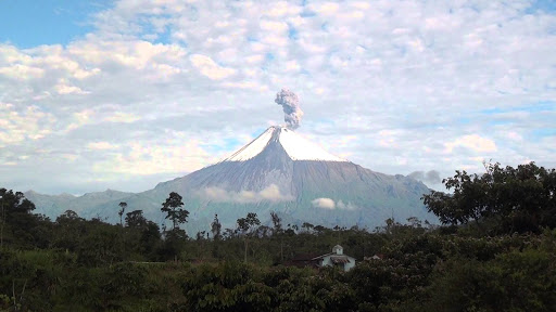 5 مقاطعات في الإكوادور تتأثر بسحب الرماد المنبعثة من ثوران بركان سانغاي