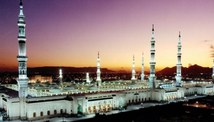 السعودية تفتح المسجد النبوي لأداء صلاة التراويح في رمضان