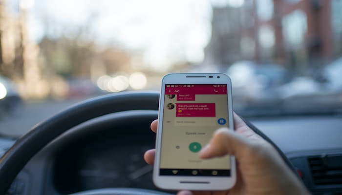 You could face jail time for using a mobile phone while driving in Oman
