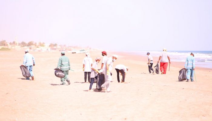 دائرة الشؤون البلدية بصحم تنفذ حملة نظافة عامة للشواطئ