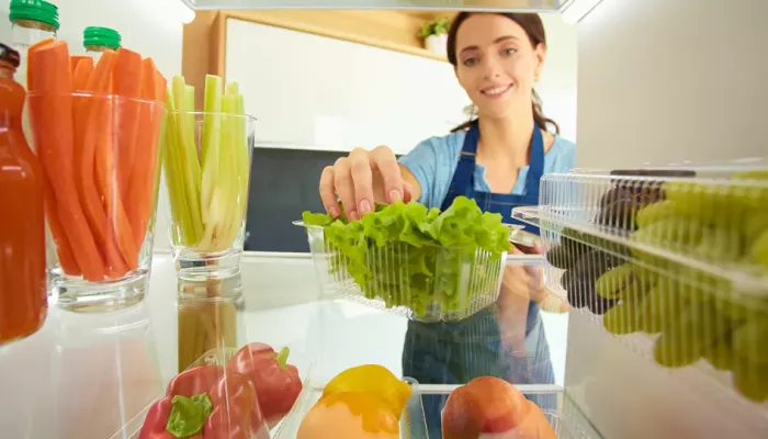 خبيرة تغذية تتحدث عن الأطعمة التي تفقد فوائدها عند تخزينها في الثلاجة