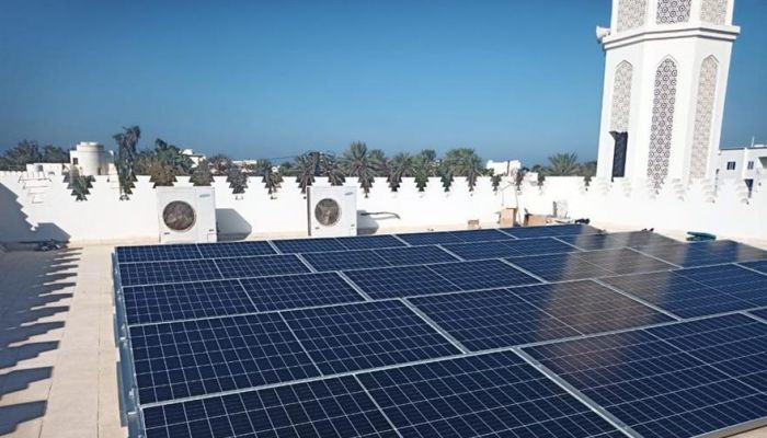 تشغيل مسجد خلال ساعات النهار بالطاقة الشمسية بالسيب