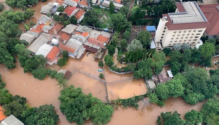 مصرع 20 شخصًا على الأقل جراء انهيارات طينية وفيضانات في إندونيسيا