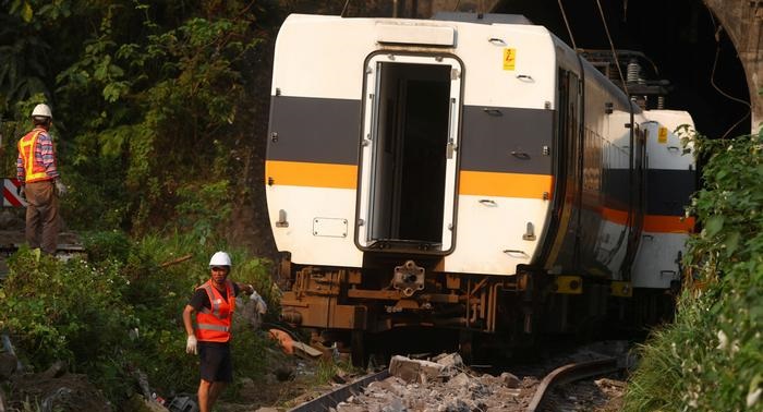 Taiwan transport minister offers resignation after deadly train crash