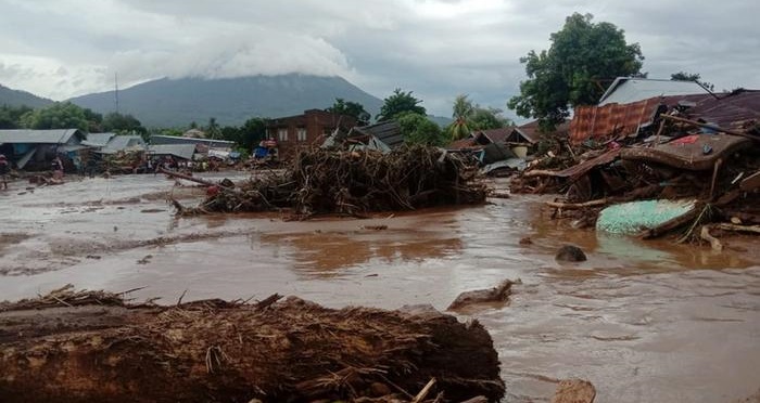 Heavy rains hamper landslide rescue efforts in Indonesia