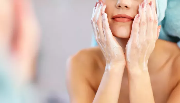كم مرة يجب أن تغسل وجهك في اليوم؟