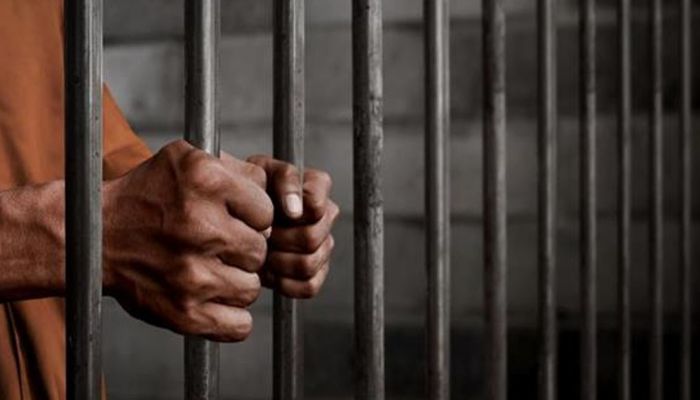 الإمارات.. السجن 14 عامًا لـ 3 خليجيين انتحلوا صفة رجال أمن