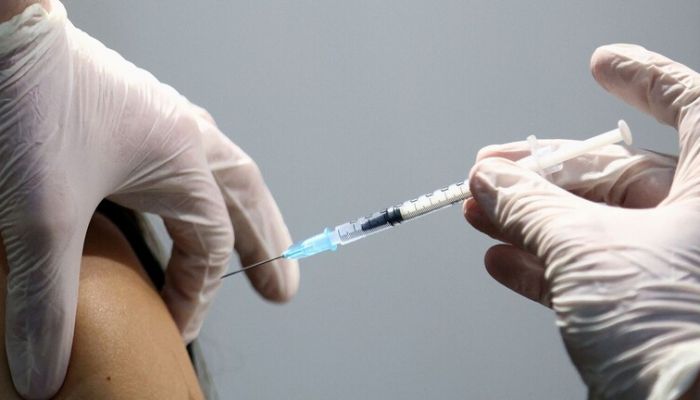 القطاع الخاص في إيران يستورد لقاحات ضد كورونا لتطعيم العمال