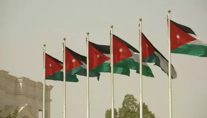 الأردن يلغي حظر التجول أيام الجمعة بعد انخفاض الإصابات بكوفيد-19