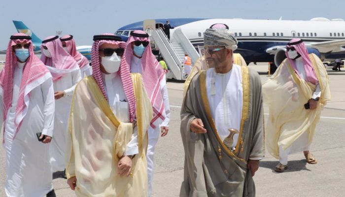 وزير الخارجية السعودي يصل السلطنة