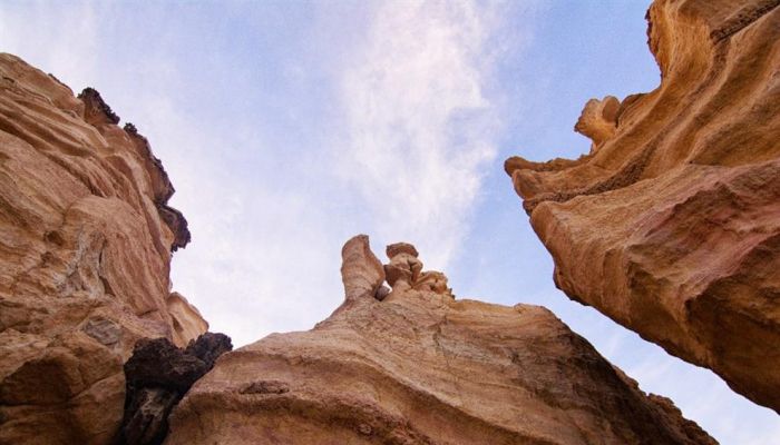 تكوينات صخرية برأس الجنز تجذب اهتمام المصوِّرين