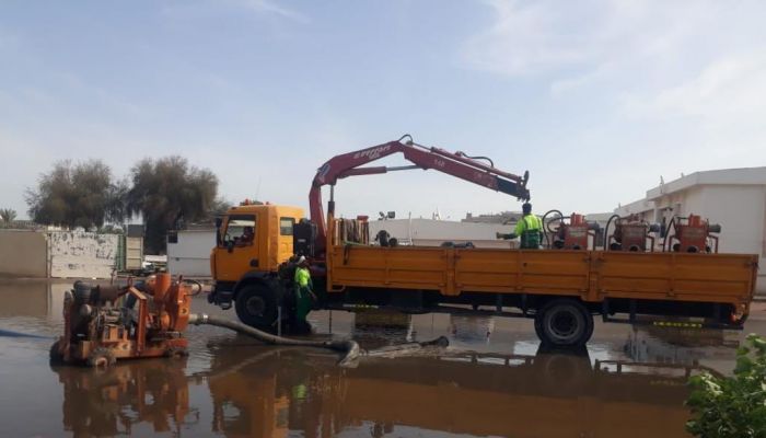 بالصور.. بلدية مسقط توثق عدداً من الأضرار جراء العاصفة الرعدية