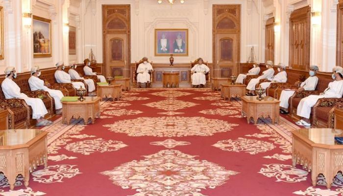 السيد فهد وعدد من الوزراء يستقبلون أعضاء من الشورى