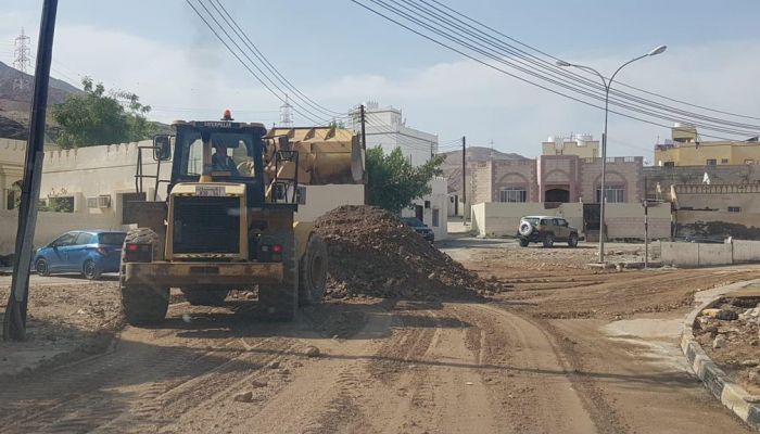 بلدية مسقط تواصل إزالة أضرار أخدود السحب الثقال