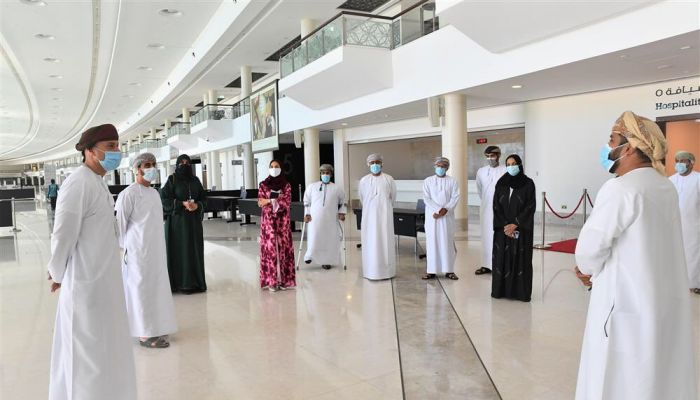 الحوسني والمحروقية يزوران مركز عمان للمعارض والمؤتمرات