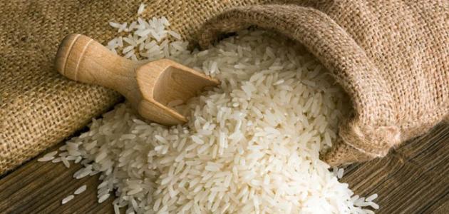 بلدية صحار تضبط شركة تقوم بتغيير تواريخ صلاحية منتج أرز