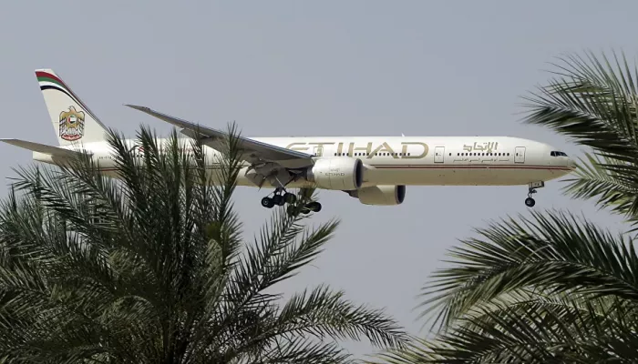شركات طيران إماراتية تعلق رحلاتها إلى إسرائيل