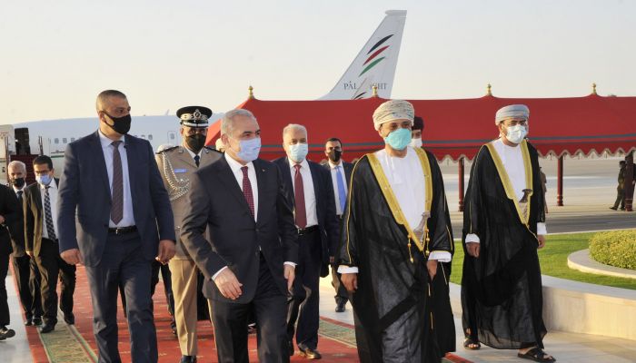 رئيس الوزراء الفلسطيني يصل السلطنة