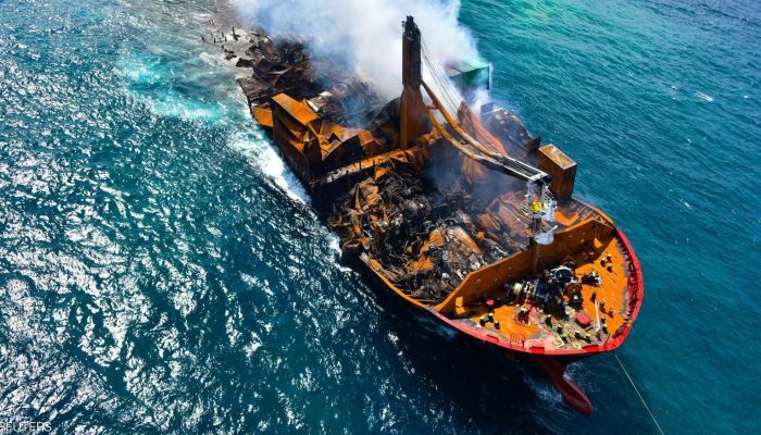 سريلانكا تستعد لمواجهة كارثة بيئية مع غرق سفينة محترقة
