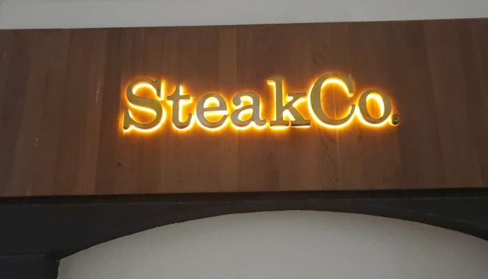 بلدية مسقط تغلق مطعم ستيك كو لمخالفته قرارات اللجنة العليا