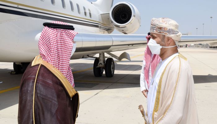 وزير الخارجية السعودي يصل للسلطنة