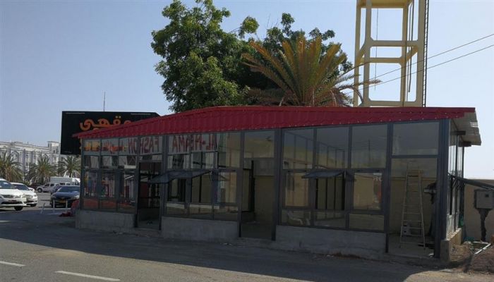 تحويل البسطات أمام مستشفى صحم إلى مظلات زجاجية مغلقة