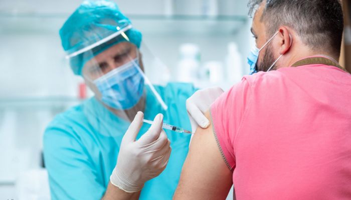 بلومبرج: تطعيم نحو 47% من سكان المملكة المتحدة ضد كوفيد19 بشكل كامل