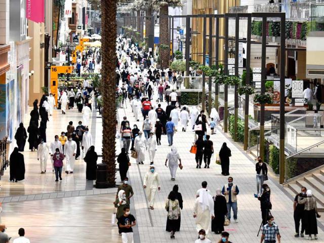 الكويت: جدل بعد قرار منع دخول المجمعات التجارية لغير المطعمين