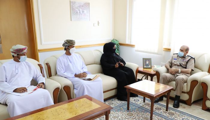 تعليمية ظفار تناقش برامج التوعية التربوية مع قيادة شرطة المحافظة