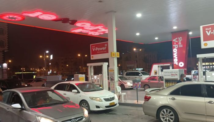 عاملان في محطة وقود رئيسية!