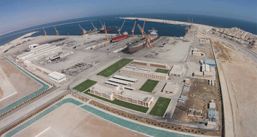 اتخاذ الإجراءات القانونية ضد ناقلة صرف صحي لتصريف المياه خارج الأماكن المخصصة بالدقم