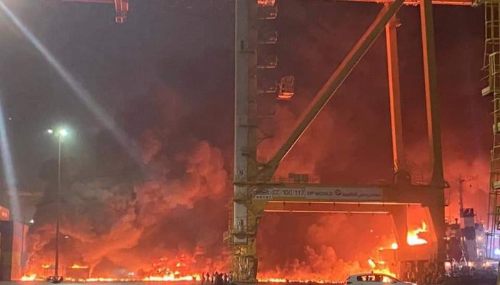 حكومة دبي: نتعامل مع حريق ناجم عن انفجار حاوية على متن سفينة بجبل علي