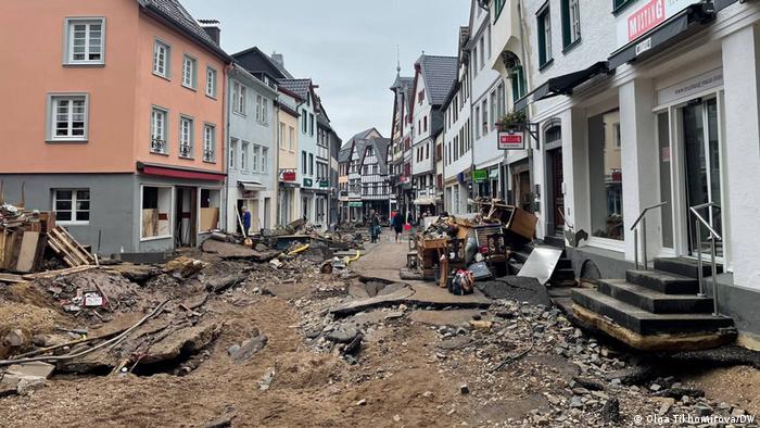 Germany floods: Rescue efforts ramp up as destruction spreads to new areas