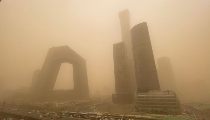 عاصفة رملية هائلة تغمر مدينة في الصين
