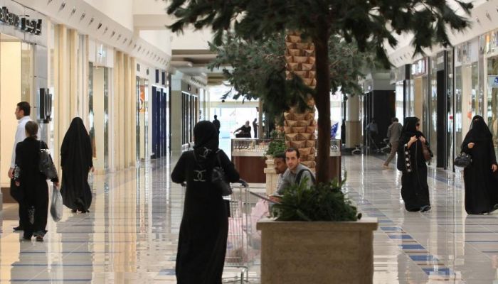 السعودية تبدأ قصر العمل في المجمعات التجارية على مواطنيها
