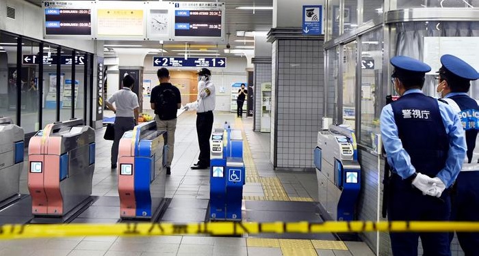 Man wielding knife injures 10 on Tokyo train