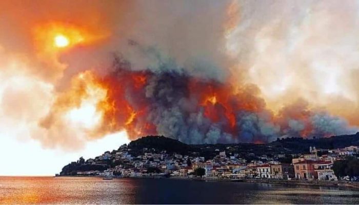خفر السواحل اليوناني ينقذ أكثر من ألف شخص فروا من الحرائق عبر البحر