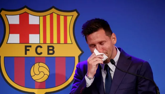 ميسي يبكي بعد مغادرته برشلونة... ويرد بشأن باريس سان جيرمان