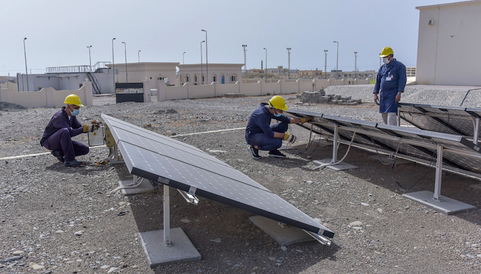 Omani students implement hybrid energy system project