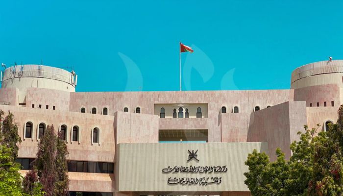 بيان حول الكثبان الرملية التي تتكدس على بعض الطرق في السلطنة