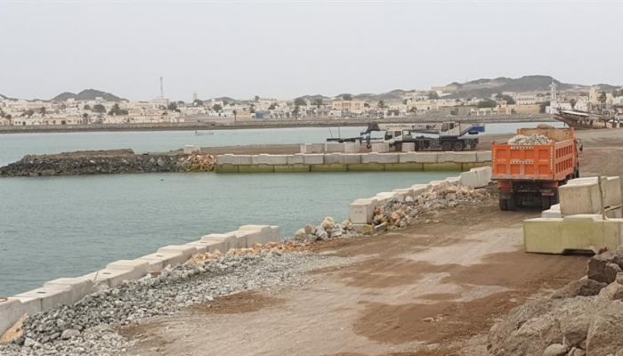 بجهود أهلية.. توسعة ميناء الصيد البحري بمصيرة