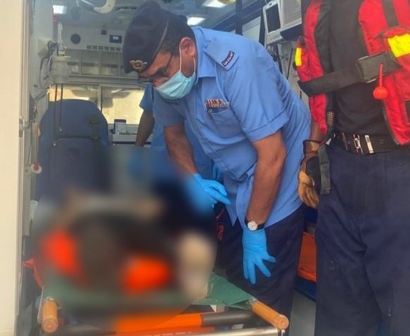 إسعاف امرأة مصابة في وادي شاب